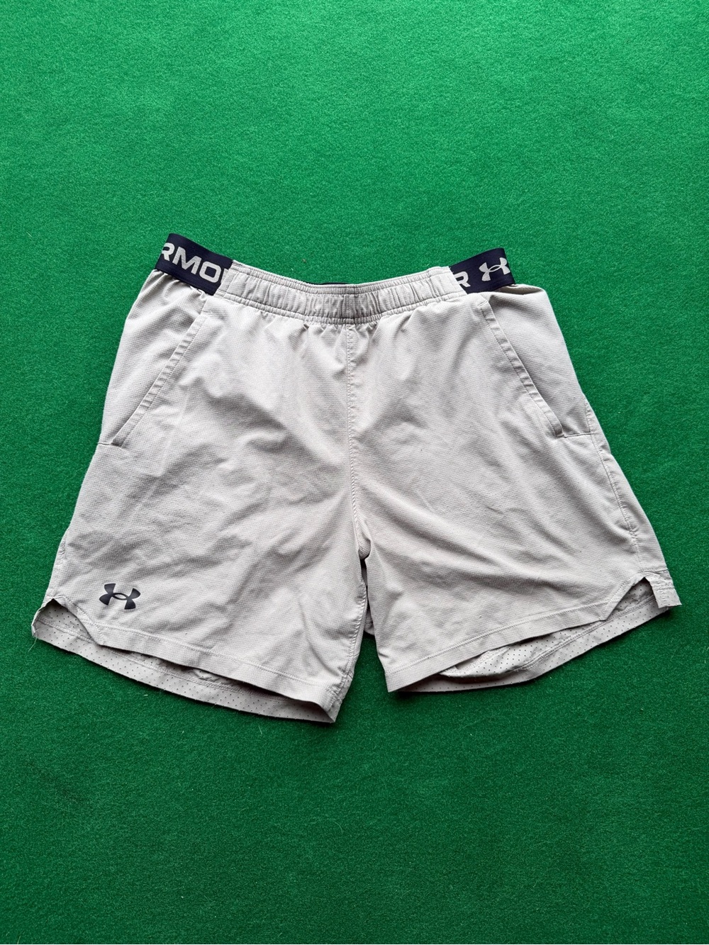 Men’s Large Beige Under Armour Shorts
6 Inch Inseam